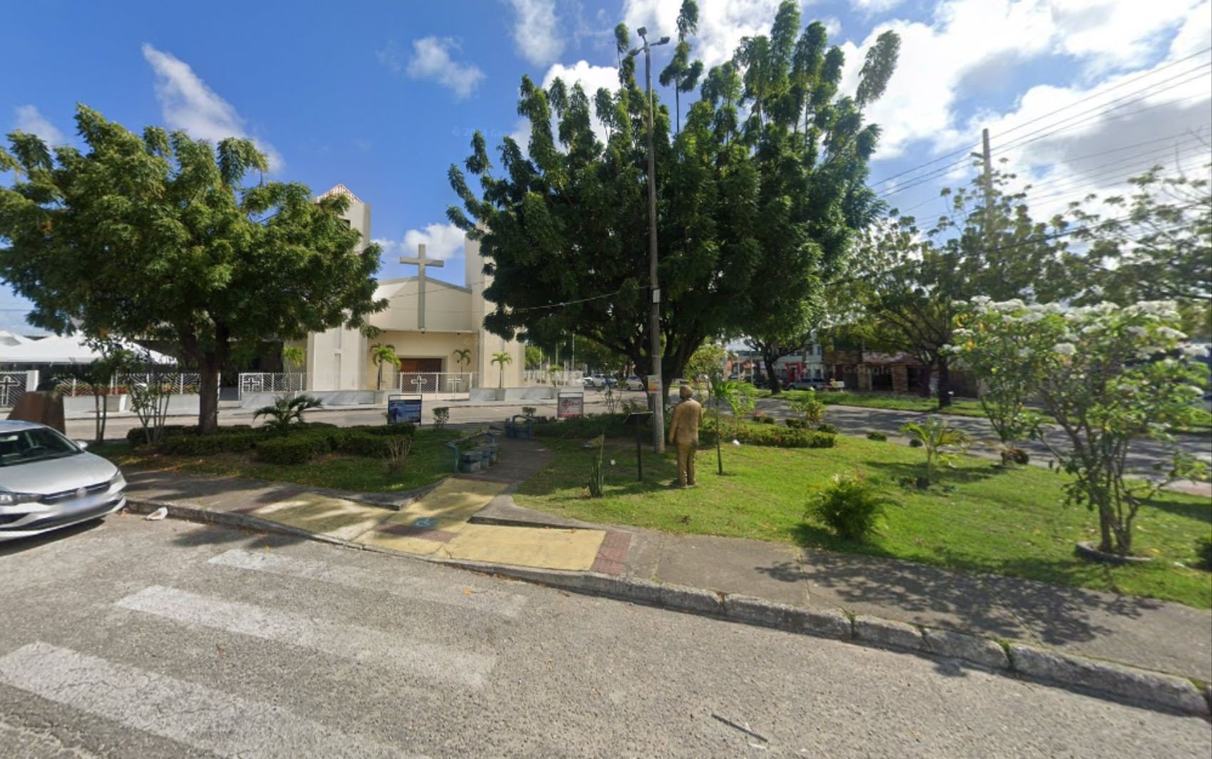 Padre é flagrado expulsando comerciantes em Aracaju; após repercussão, pede perdão