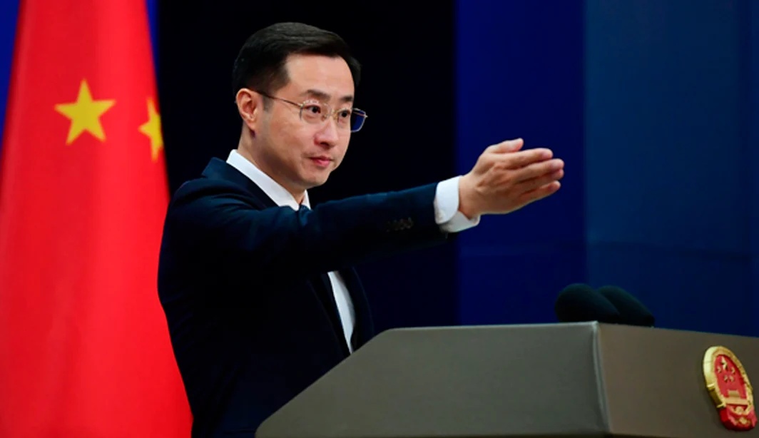 Reação da China às Novas Tarifas Americanas Aprofunda Tensões Econômicas Globais