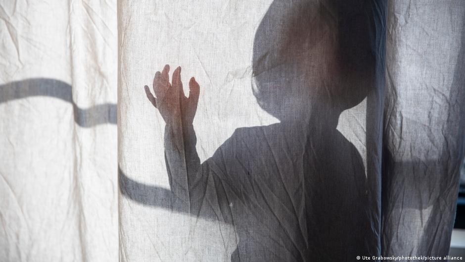 França em Alerta: O Escândalo de Abusos em Escolas que Expõe Falhas Estruturais da Proteção Infantil