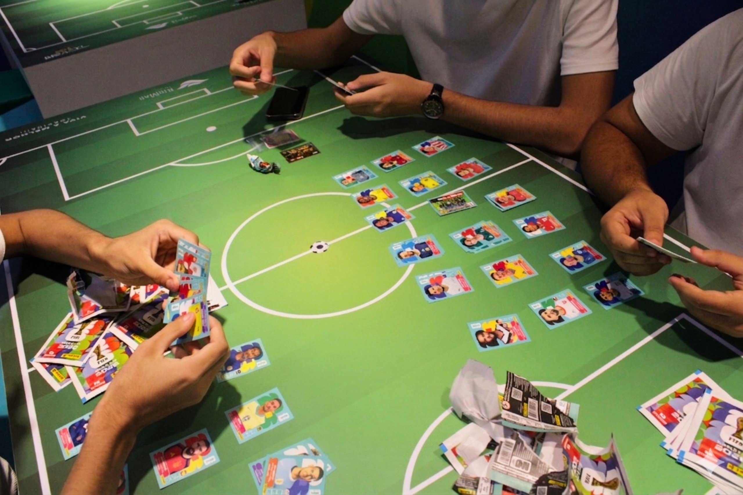 A Renascença Offline: Como a Febre das Figurinhas da Copa de 2026 Reconfigura o Lazer e a Economia do Grande Recife
