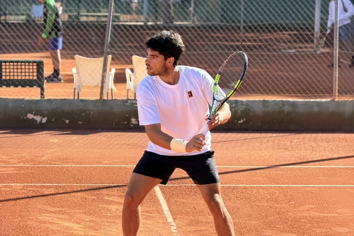Carlos Alcaraz Inicia Preparação Crucial no Saibro com Liderança Ameaçada por Sinner