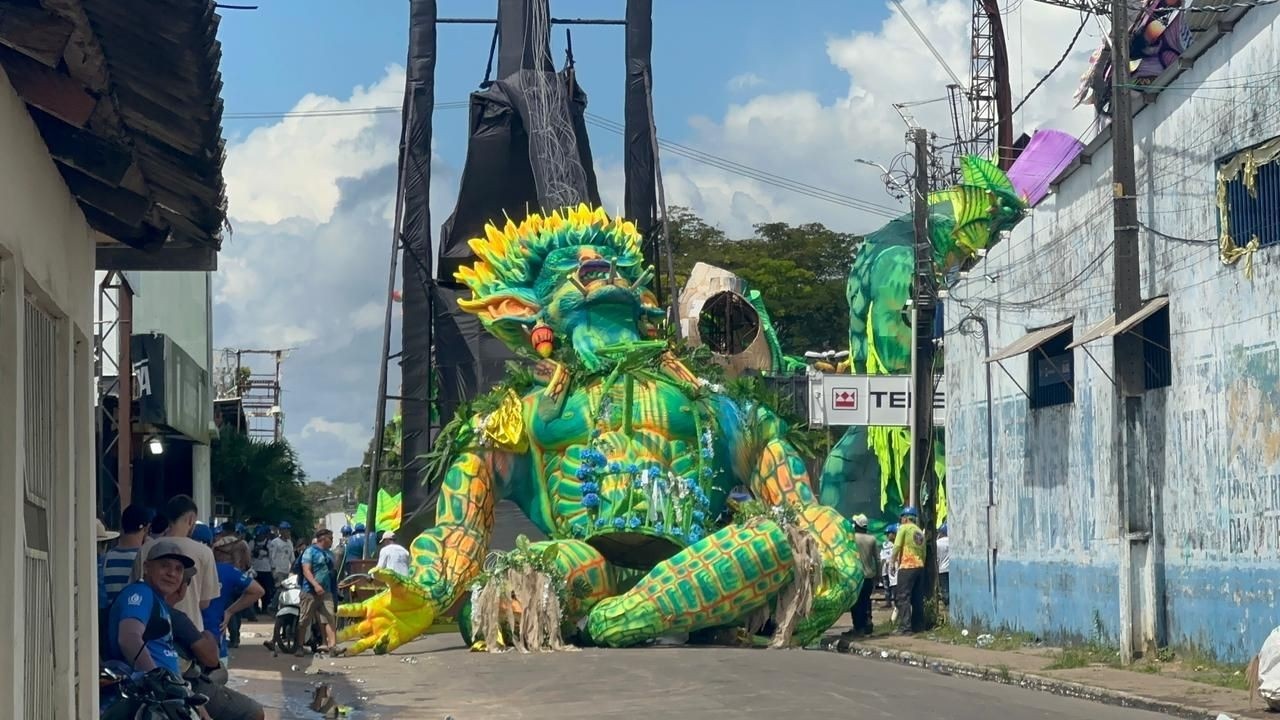 Alegoria do Caprichoso Despenca: O Que o Incidente Revela Sobre a Estrutura e o Futuro do Festival de Parintins