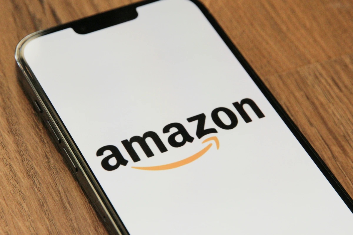 Amazon Acelera na Guerra dos Chips: A Estratégia por Trás da IA Própria e o Futuro do Consumidor Conectado