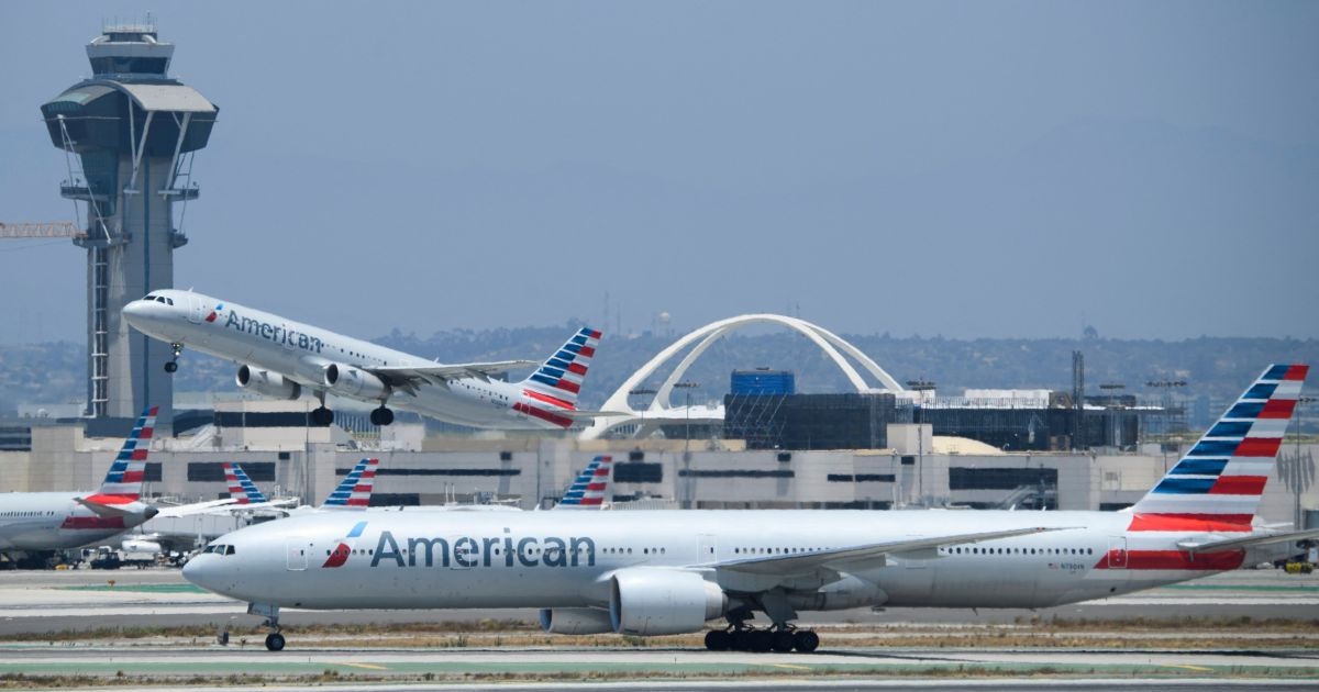 Revisão de Projeções da American Airlines: O Impacto Geopolítico nos Custos de Viagem