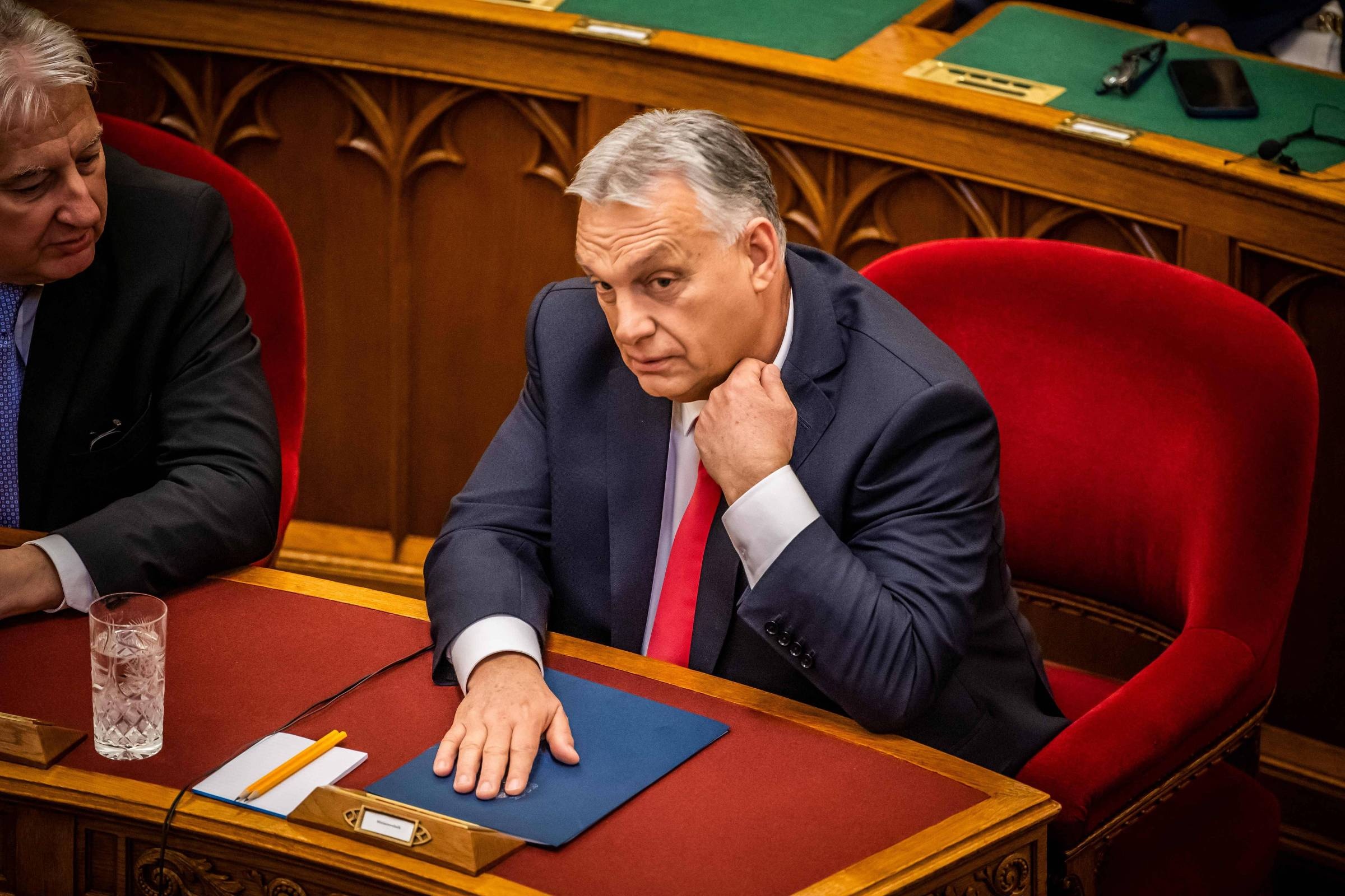 Viktor Orbán Recusa Cadeira no Parlamento Húngaro Pós-Derrota: O Fim de uma Era?
