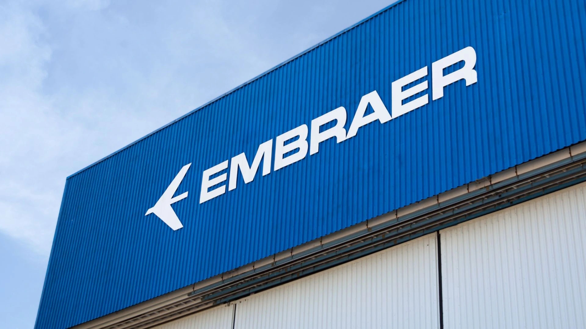 Embraer e a Teia Global: Por Que a Queda de Ações Sinaliza Desafios Além dos Balanços?