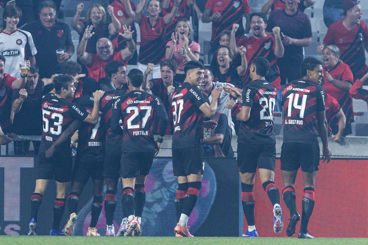 Vitória do Athletico-PR Aprofunda Crise do Cruzeiro e Reafirma Lutas no Brasileirão