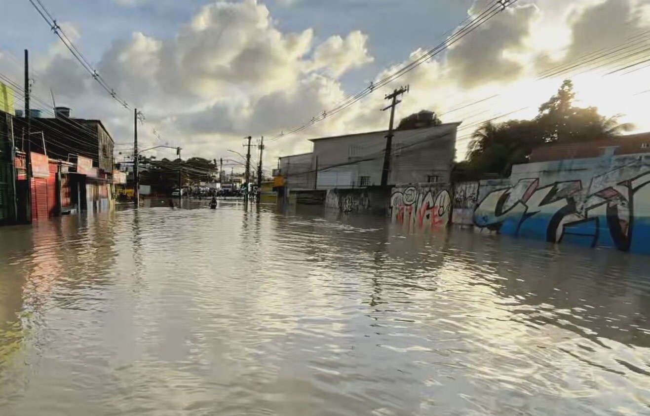 Pernambuco sob Chuva: Análise Profunda da Suspensão de Aulas e Seus Efeitos Sociais