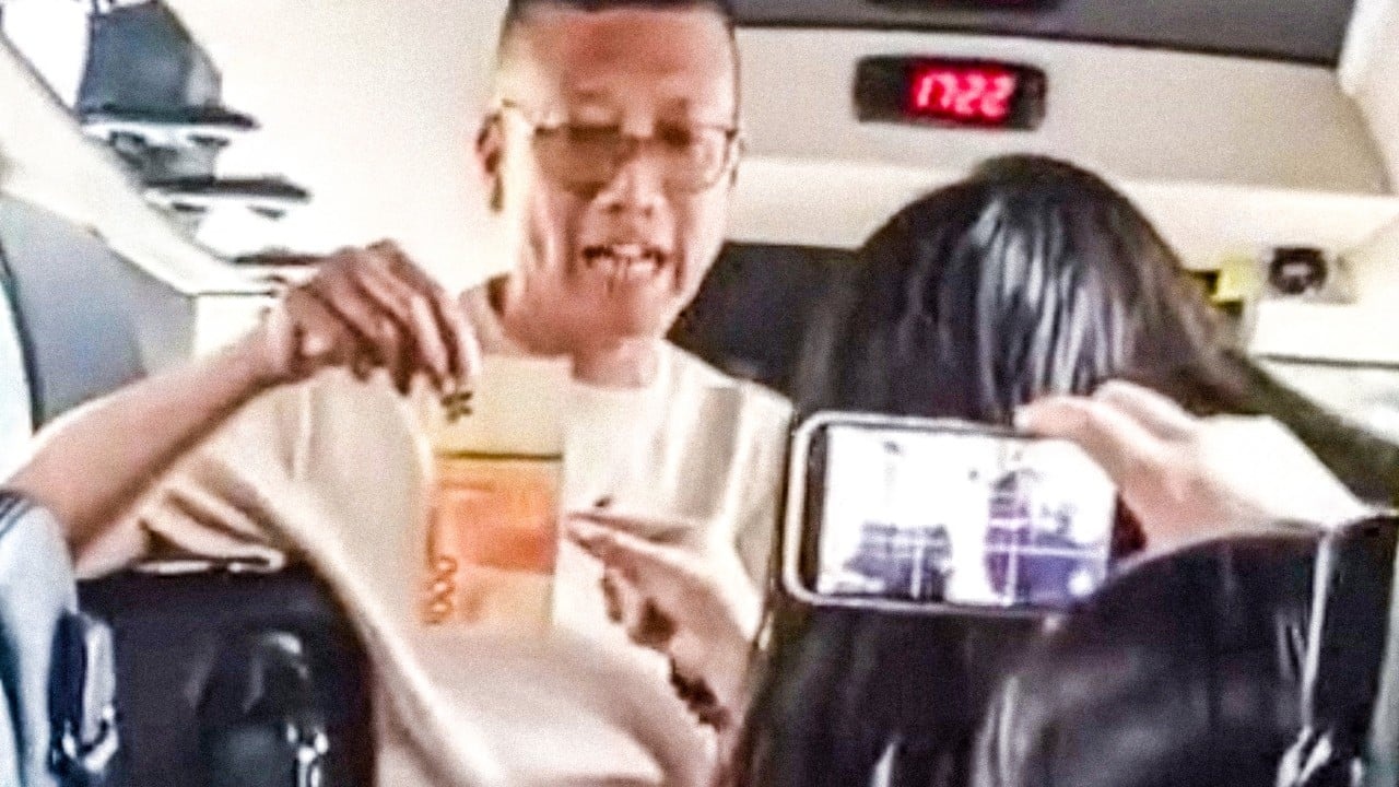 Incidente em Singapura Expõe Fraturas em Debate sobre Preconceito e Conduta