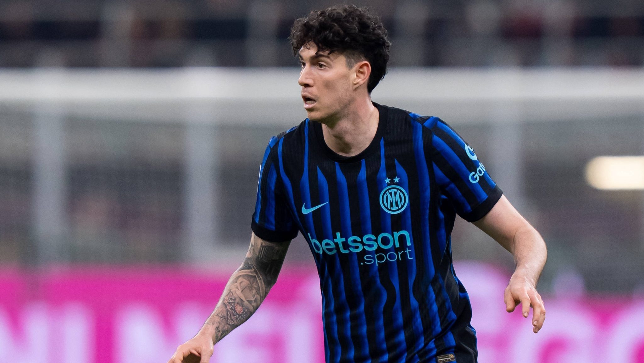 A Chave Tática de R$ 300 Milhões: Como o Zagueiro Canhoto Pode Redefinir o Barcelona