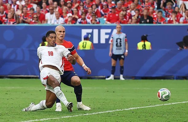 Ascensão Meteórica de Bellingham Impulsiona Inglaterra à Semifinal e Redefine a Luta pela Artilharia