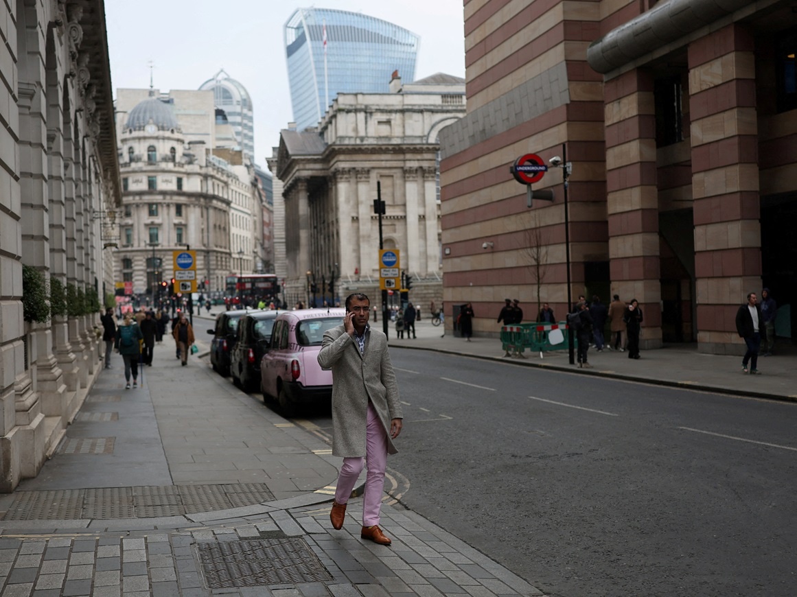 Ações em Londres: Entre a Geopolítica do Petróleo e a Cautela Monetária do BoE