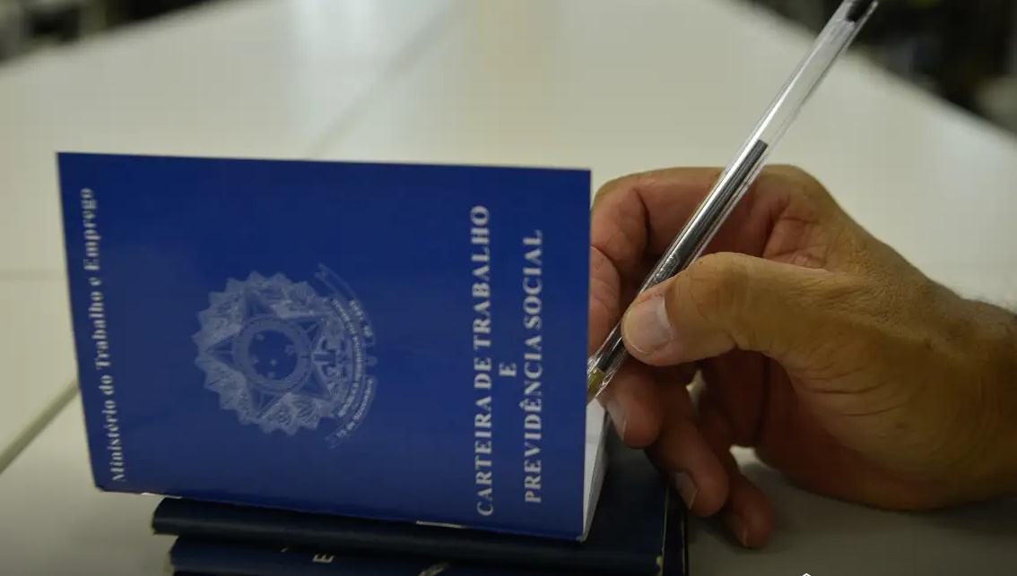 Criação de Vagas Formais Desacelera e Salário de Admissão Cai em Fevereiro: Um Alerta para o Mercado Brasileiro