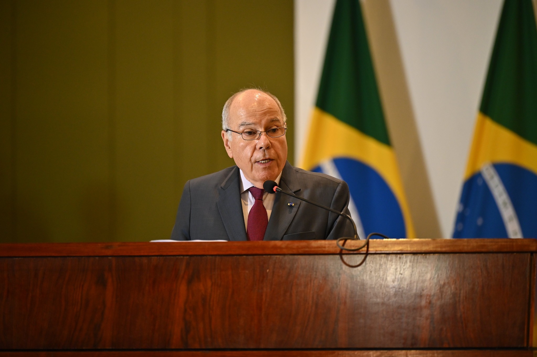 Confronto Transatlântico: Brasil Rejeita Tarifas Americanas e Questiona Arbitrariedade Comercial