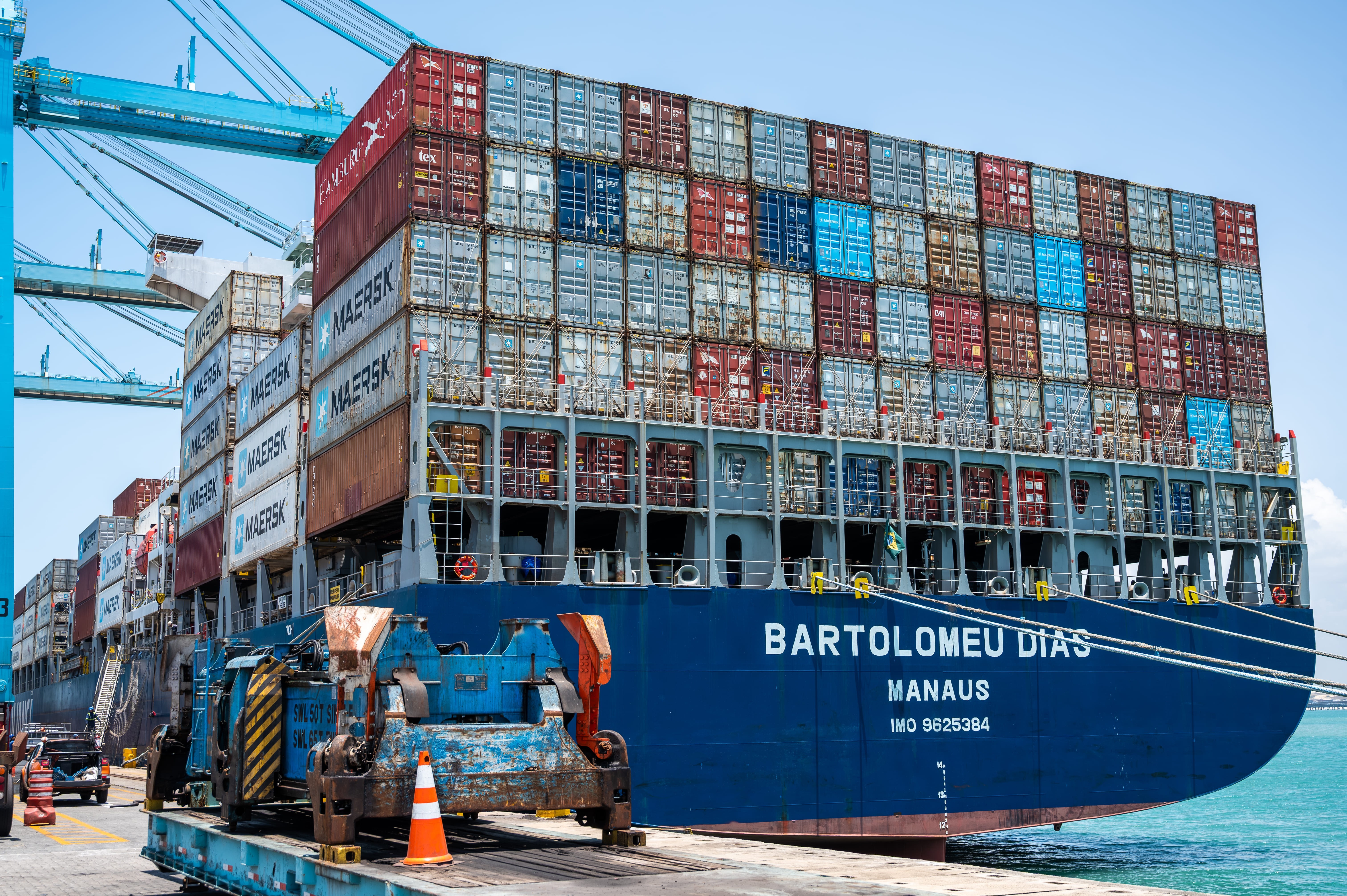 A Nuance do Tarifaço: Como a Disputa Comercial EUA-Brasil Impacta o Seu Dia a Dia