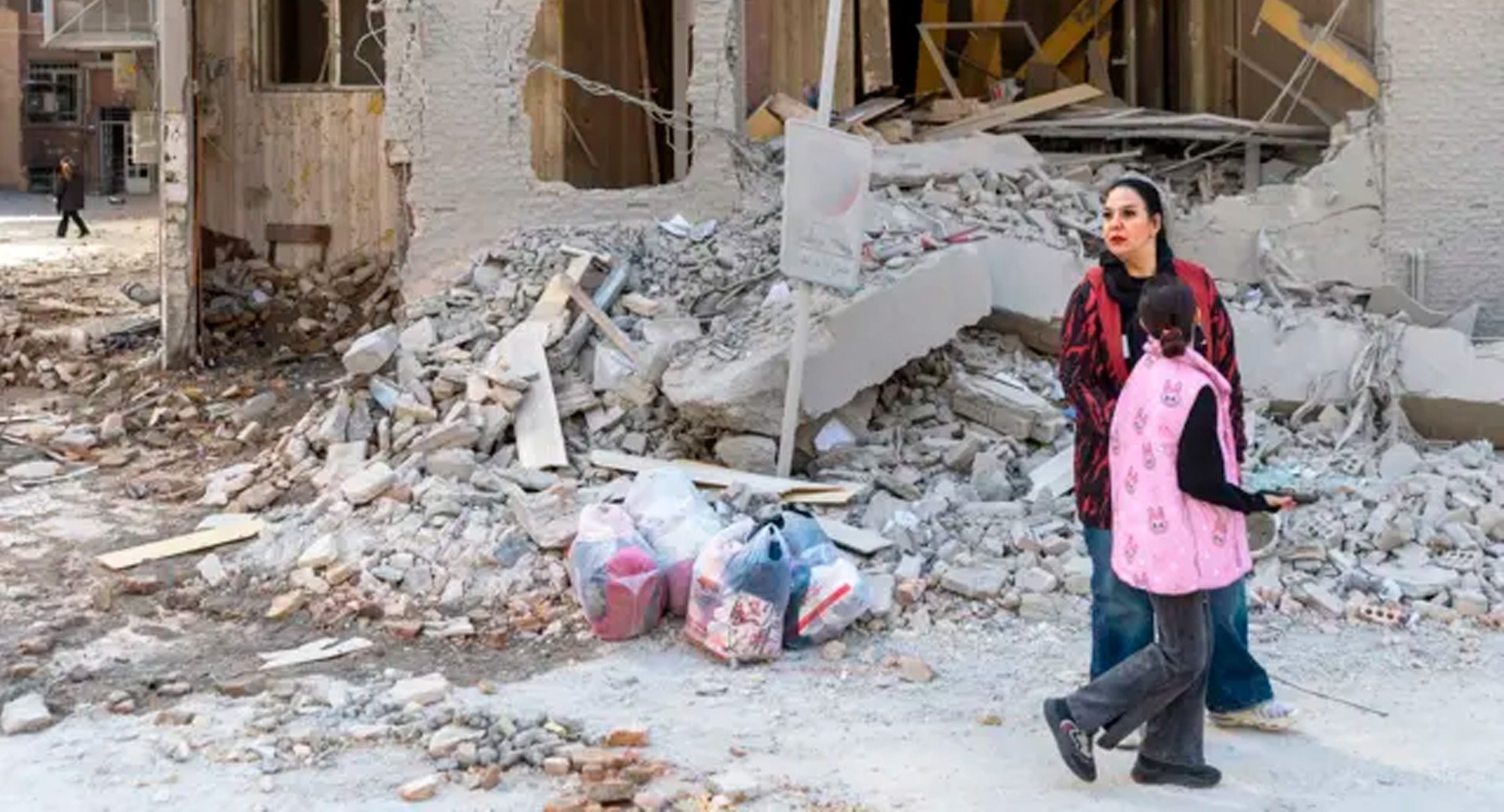 Irã sob Ataque: Terror, Repressão e Esperança em Meio a Bombardeios