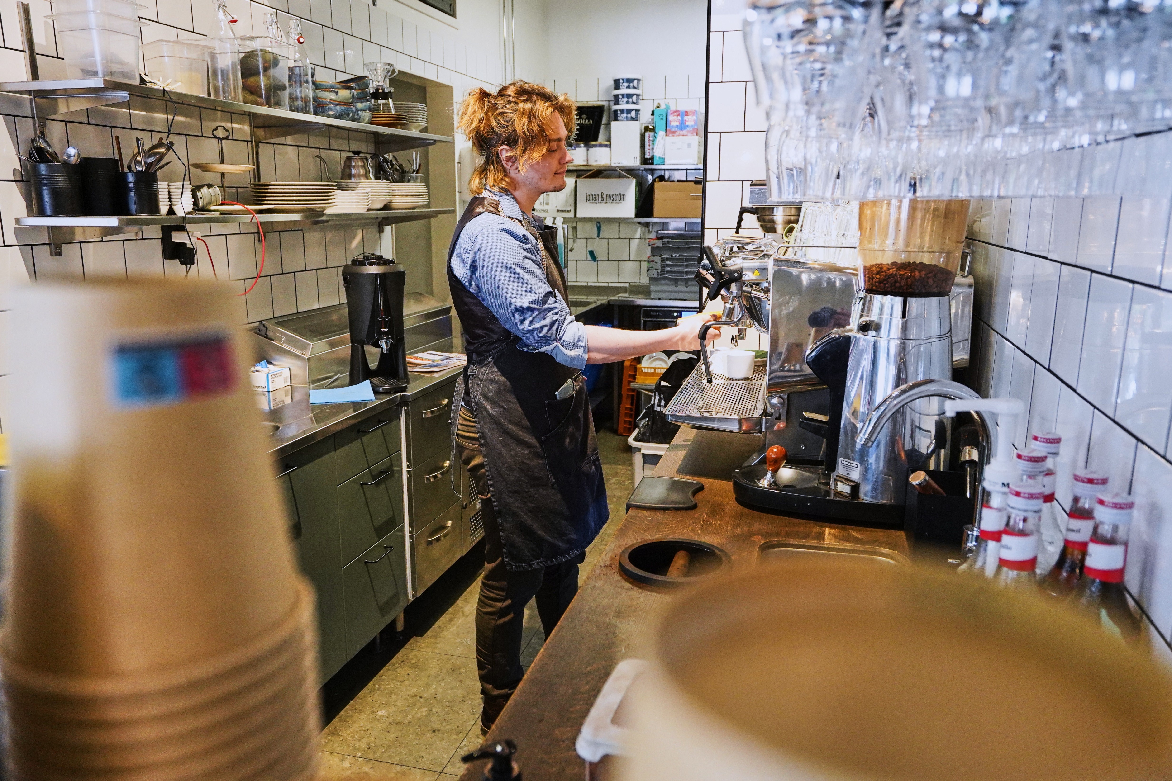 Inteligência Artificial na Gestão de Negócios: O Fracasso Econômico do Café Experimental em Estocolmo
