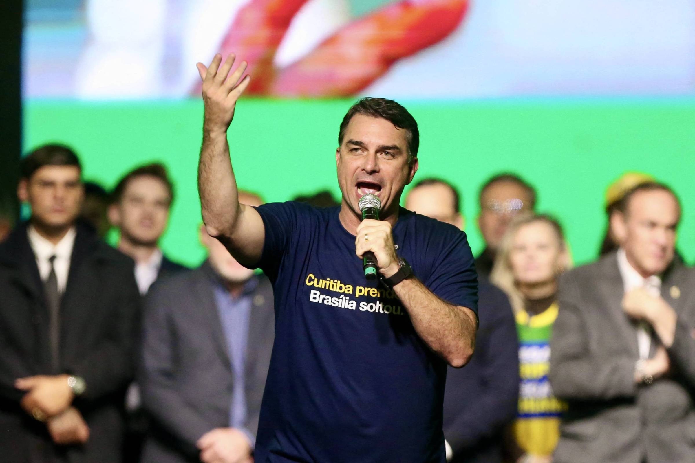 O Enigma do Vice: A Batalha Estratégica que Molda a Chapa de Flávio Bolsonaro e o Futuro Político