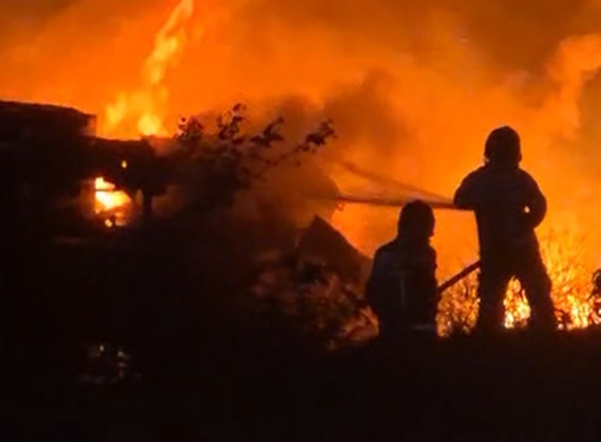 Tombamento de Carreta na Paraíba: Incêndio Revela Desafios Críticos da Logística Regional