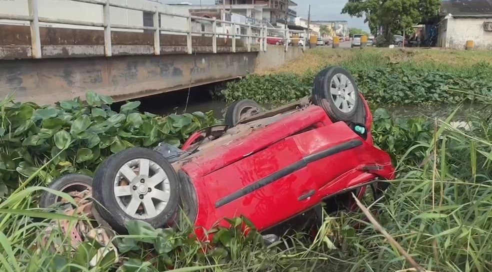 Veículo Abandonado em Canal na Zona Sul de Macapá: Desafios Urbanos e a Insegurança Silenciosa