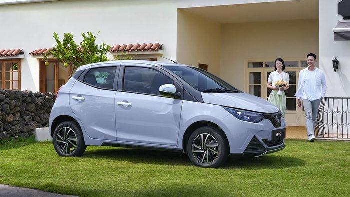 Rebranding Estratégico no Mercado de Elétricos Baratos: As Lições do Caso JMEV-Emova