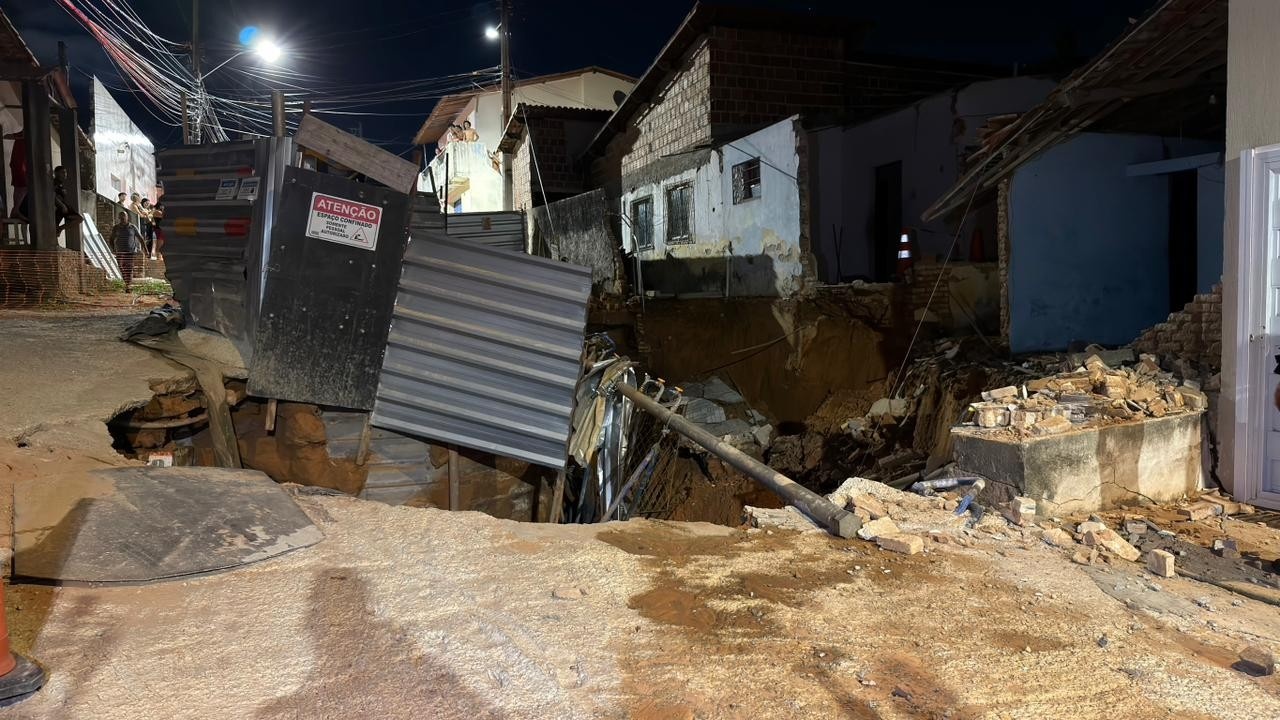 Cratera em Natal: Desabamento de Imóvel Revela Desafios Estruturais e Riscos Latentes na Zona Oeste