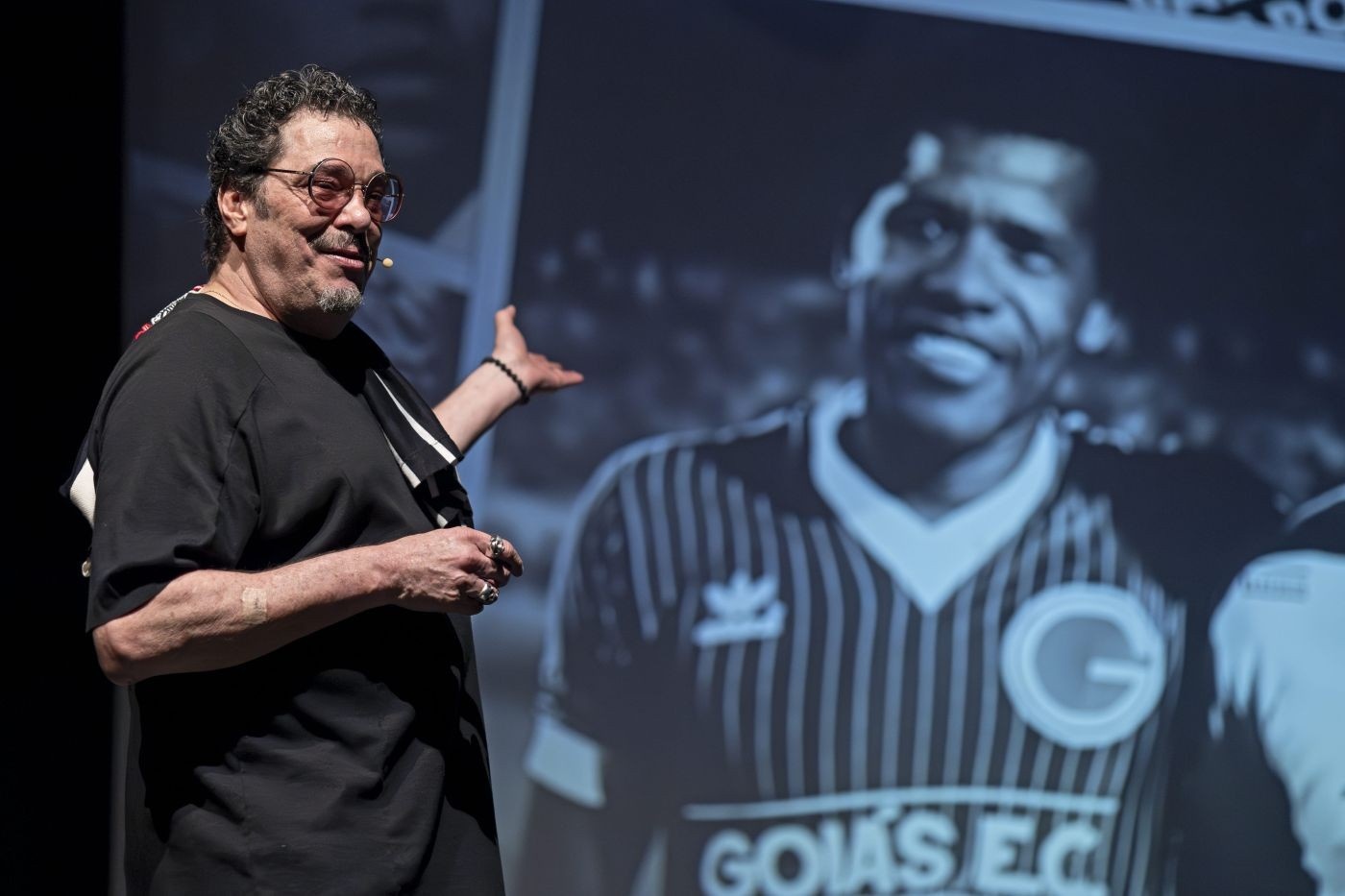 A Redenção em Palco: Casagrande Transforma Trajetória Pessoal em Análise Social no Festival de Curitiba