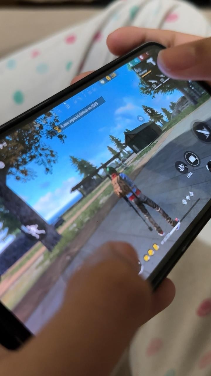 A Disparidade Digital em SP: Celular Democratiza Acesso, Mas PC Gamer Permanece Sonho Longe da Periferia