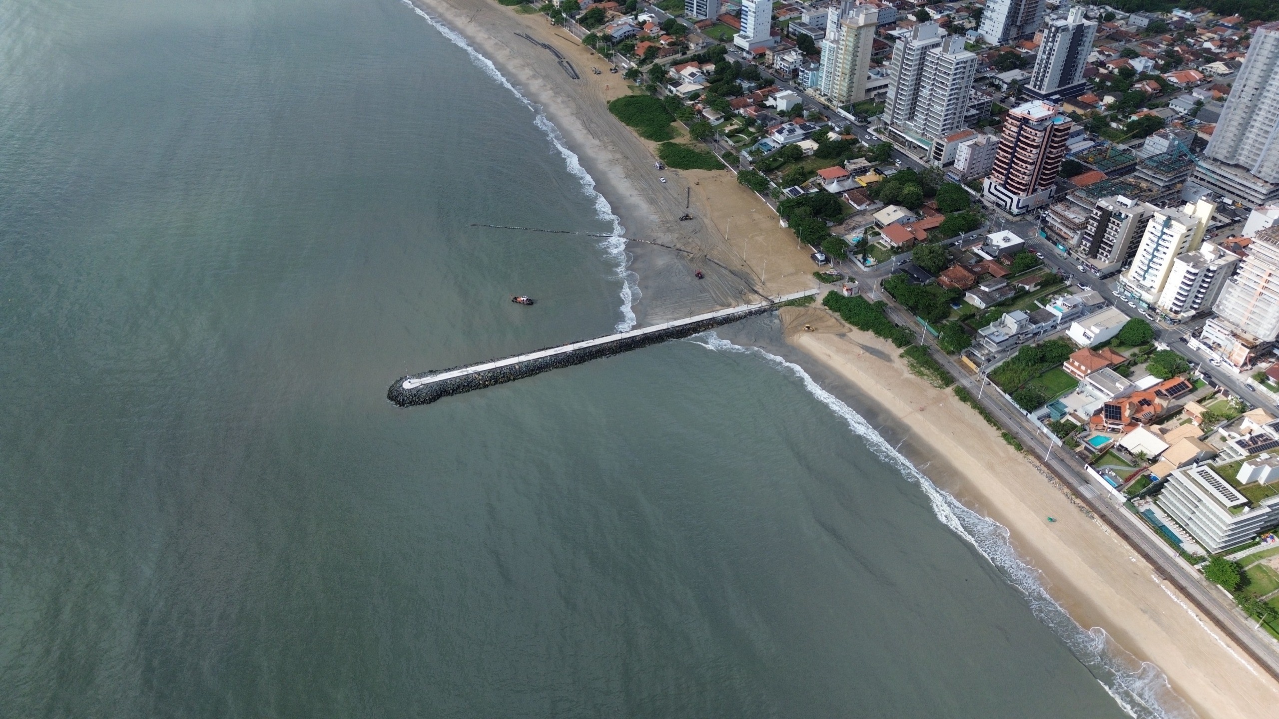 Balneário Piçarras Amplia Projeto de Alargamento de Praia em 21% Frente à Erosão Costeira Crítica