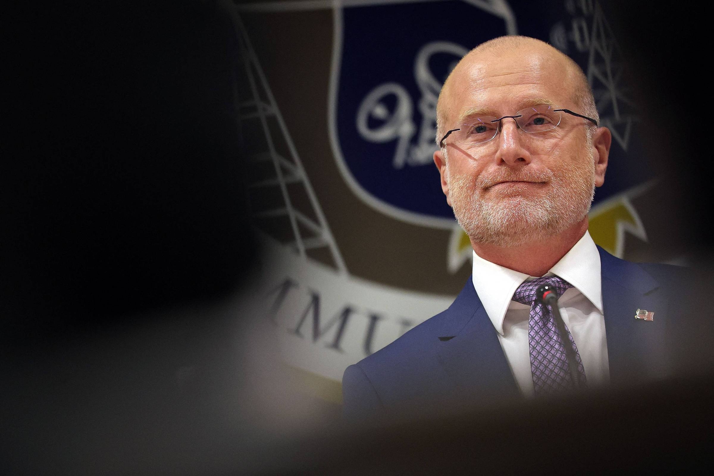 FCC Ameaça Licenças de Emissoras nos EUA: Liberdade de Imprensa Sob Tensão na Era de Guerras de Narrativas