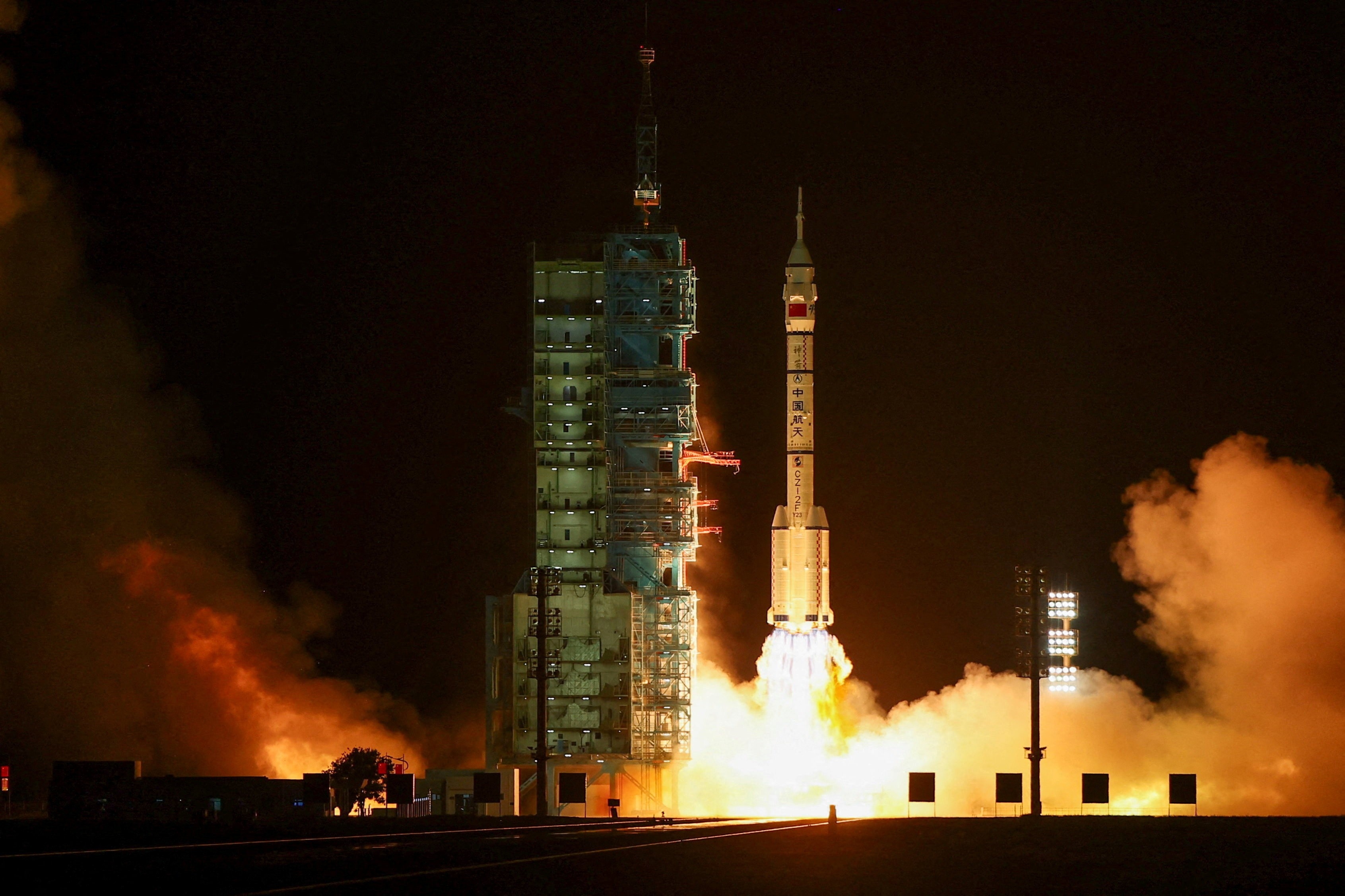 China Acelera Corrida Espacial com Missão de Longa Duração em Órbita, Olhando para a Lua
