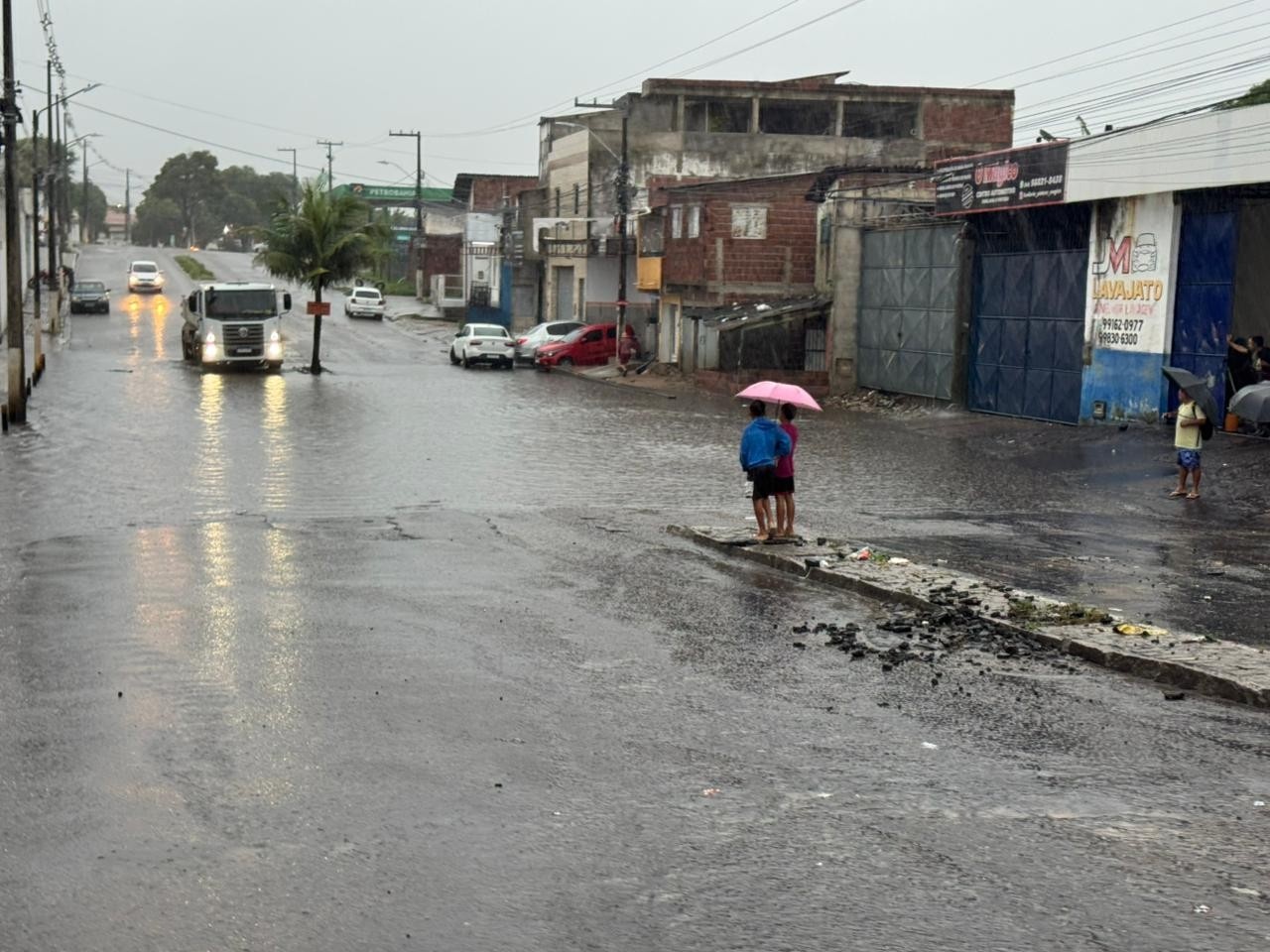 Natal Sob Água: 100mm de Chuva Expõem Fragilidades Urbanas e Desafiam Resiliência Regional