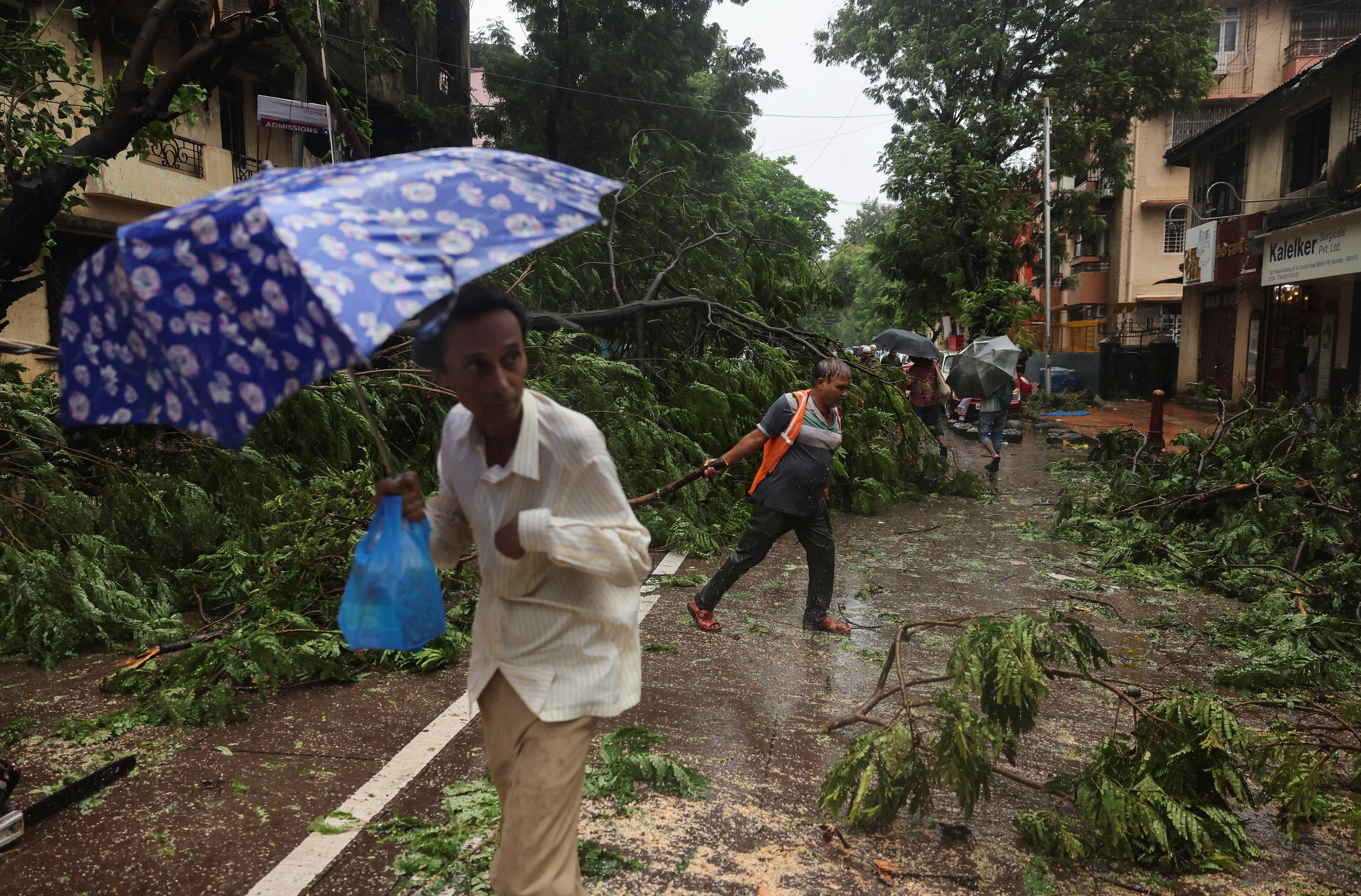 Monções Devastadoras Revelam Vulnerabilidades Climáticas e Econômicas no Sul da Ásia