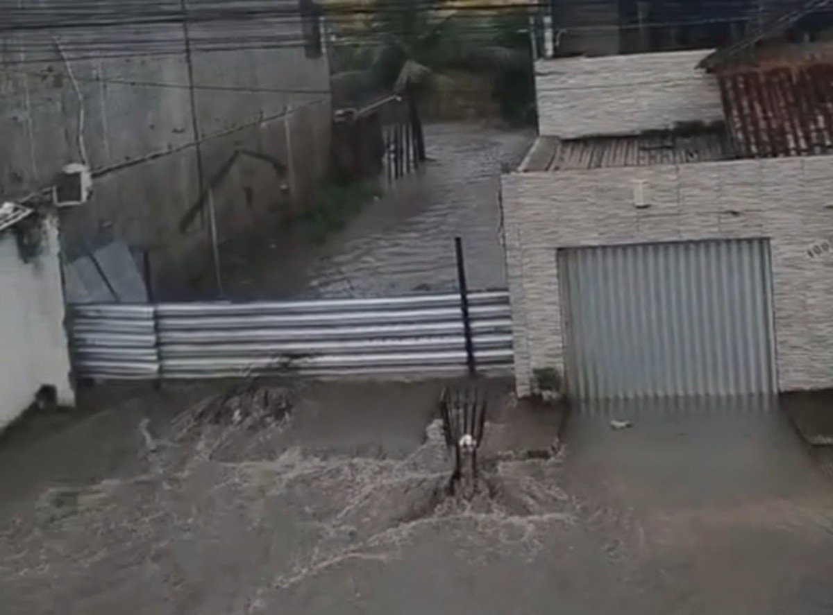 Pernambuco em Alerta: Chuvas Excedem Limites, Expondo Fragilidades Críticas na Infraestrutura Regional