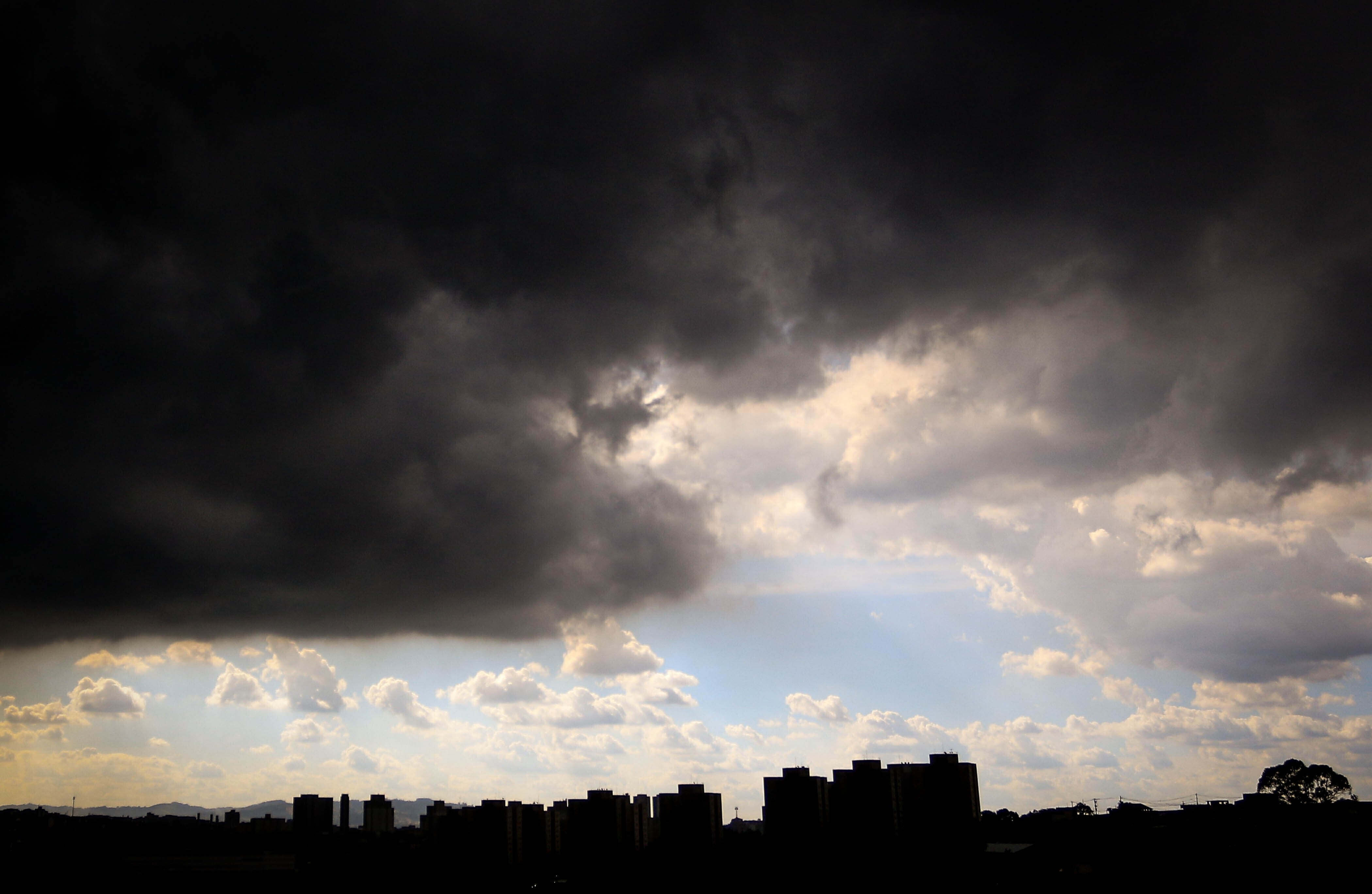 São Paulo: Alerta para Alagamentos Desvenda Vulnerabilidades Urbanas e Impactos Latentes