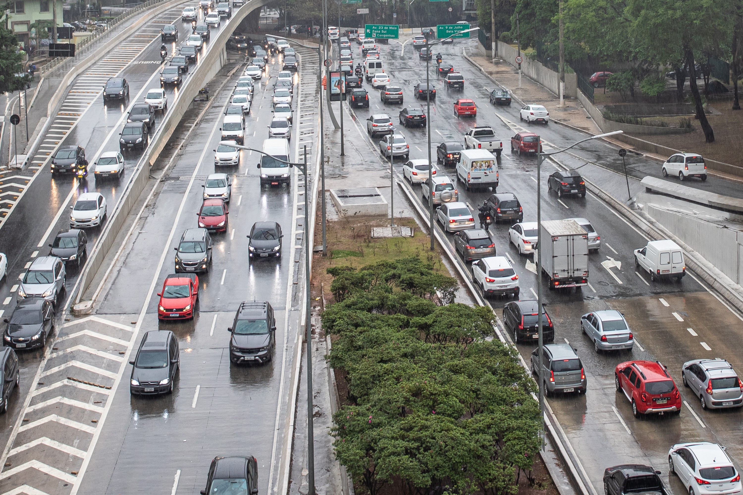 Congestionamento Recorde em São Paulo: Mais Que Números, Um Retrato da Crise Urbana e Seus Custos Invisíveis