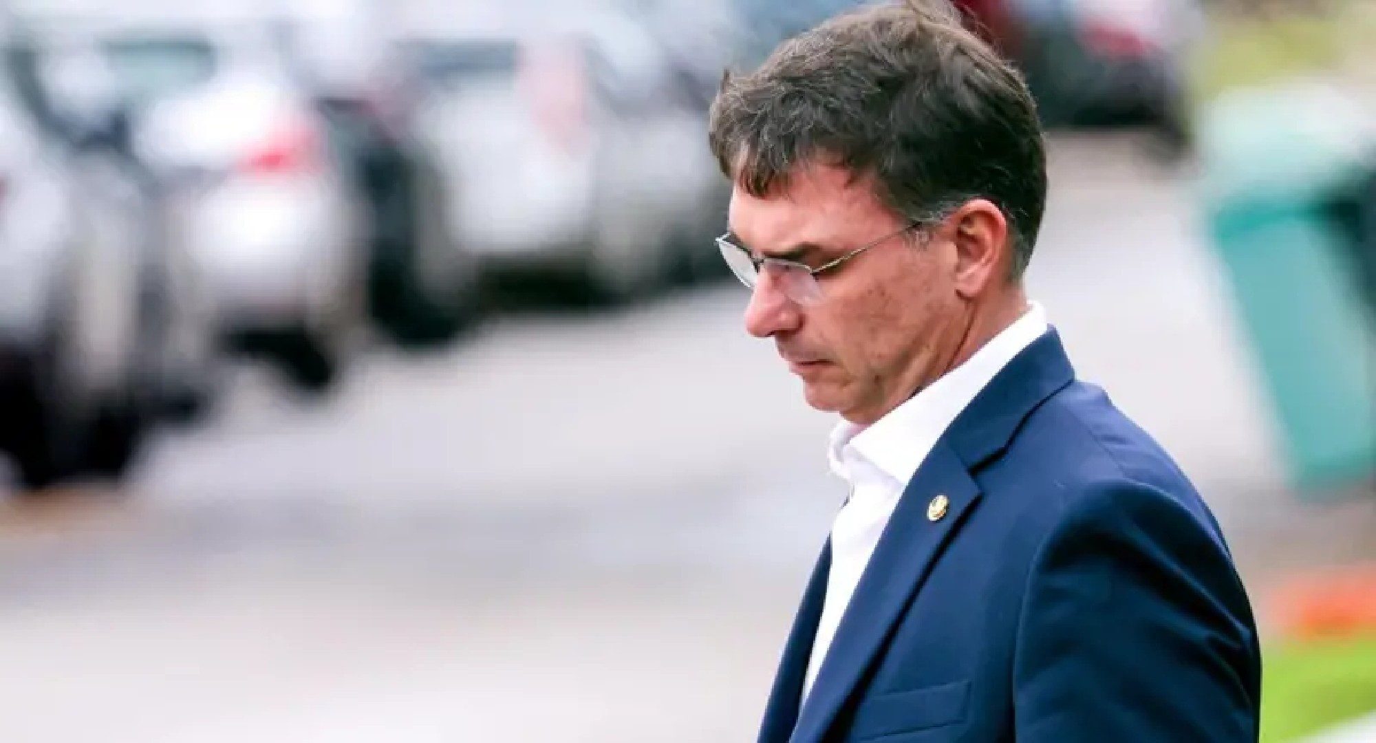 Moraes Veta Visitas de Flávio a Bolsonaro: Análise da Estratégia Jurídica e Eleitoral