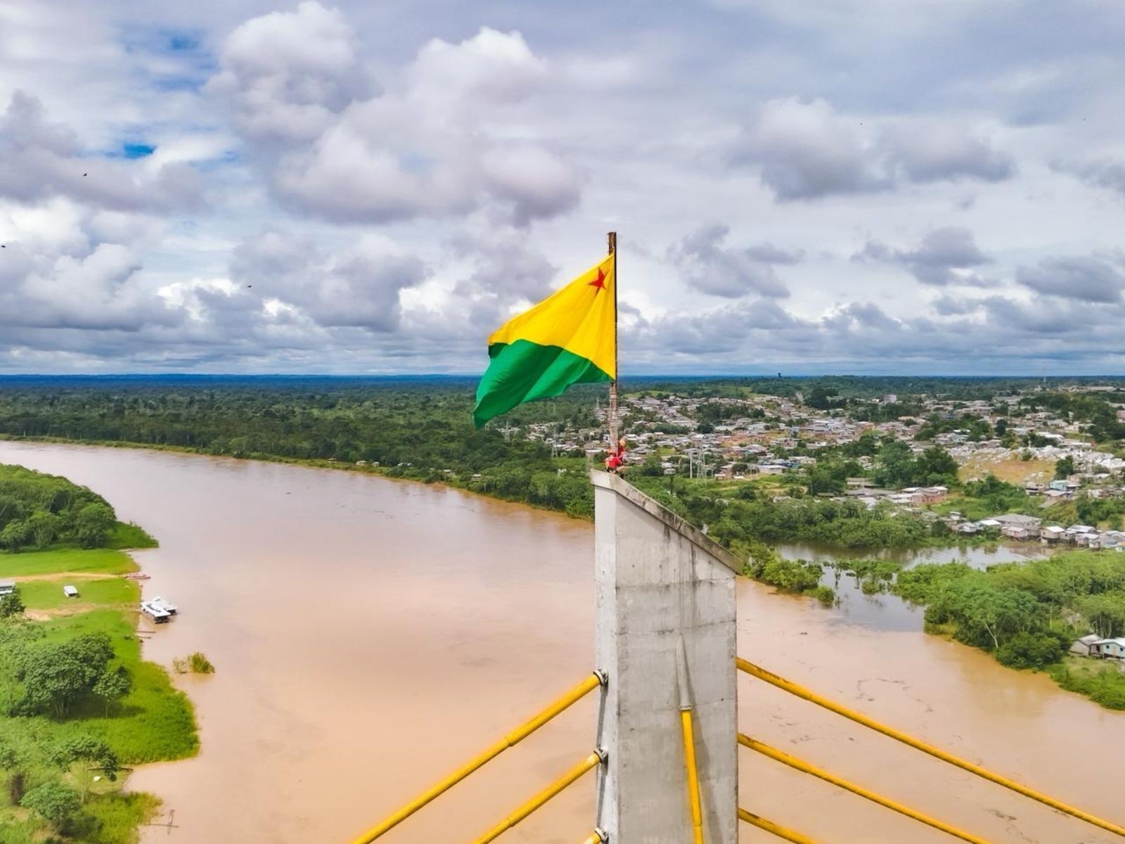Vazante do Rio Juruá Permite Retorno, Mas Reacende Debate Urgente sobre Cronicidade das Cheias no Acre