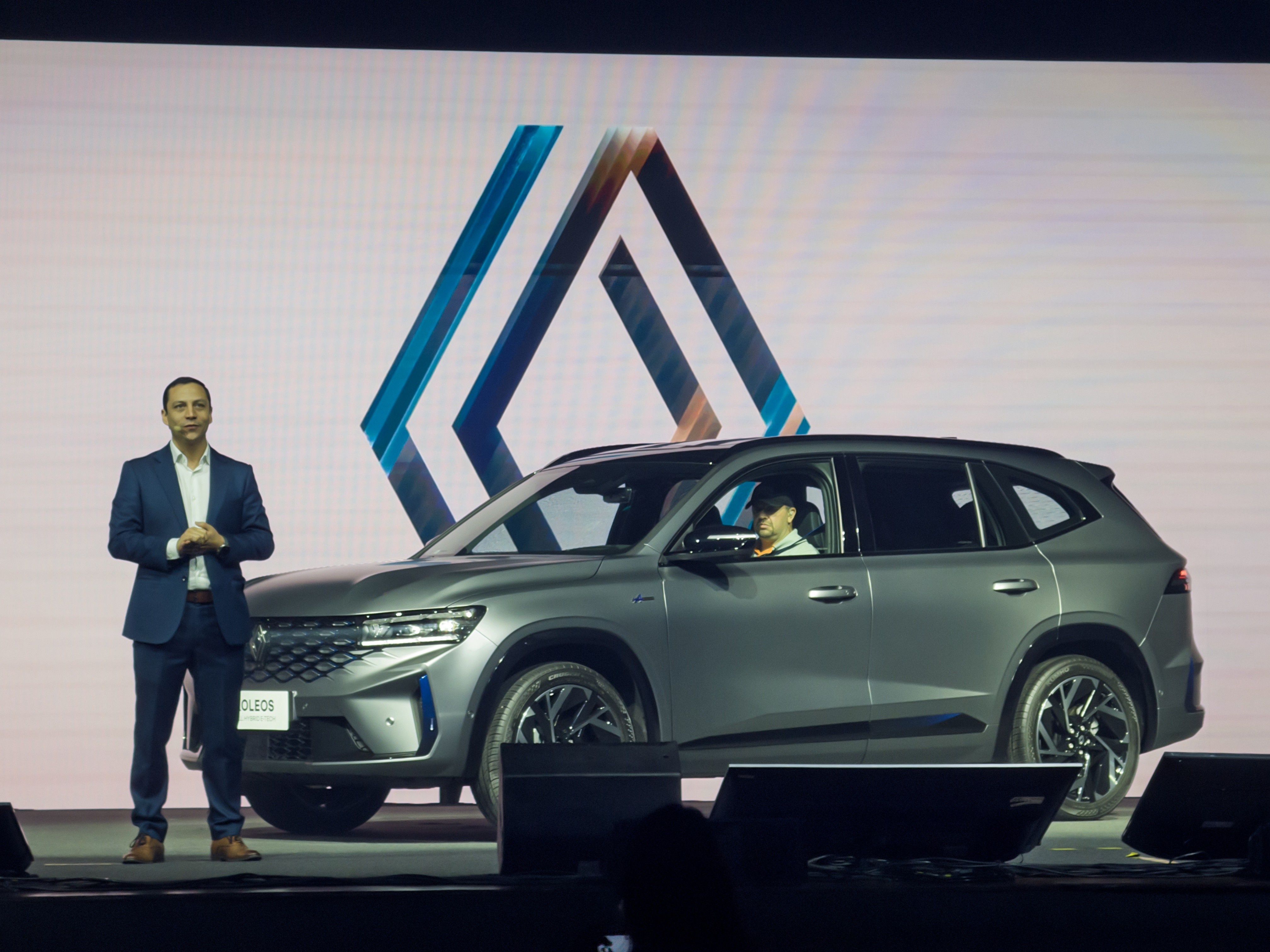 A Estratégia FutuREady da Renault: Como a Batalha por Carros Elétricos Modela a Economia Global e o seu Bolso