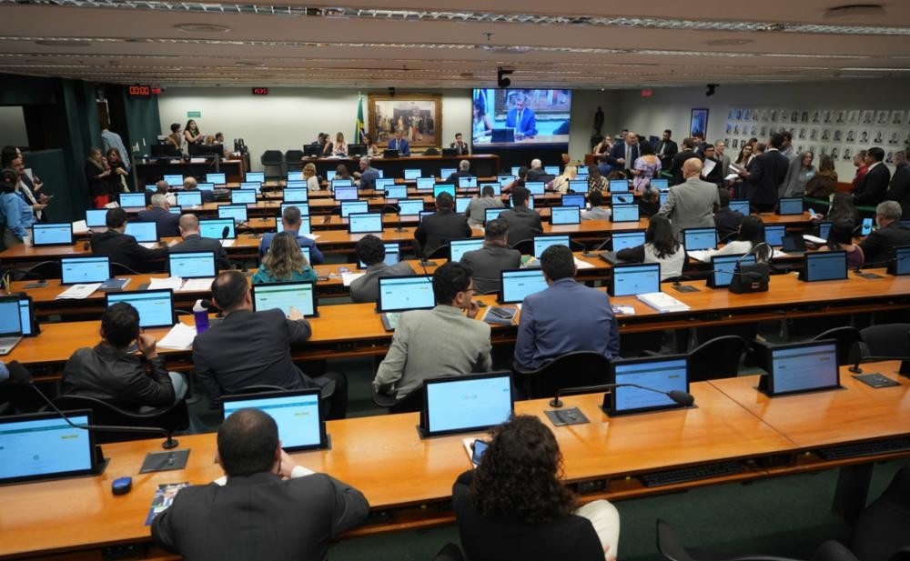 Redução da Maioridade Penal Avança na Câmara: Entenda as Implicações Sociais e Eleitorais