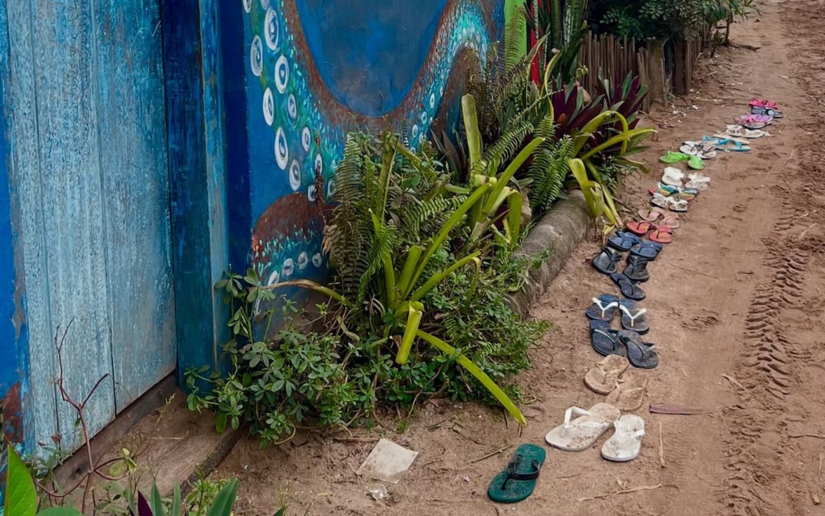 Caraíva e o KOA: A Fila de Chinelos Como Espelho do Novo Luxo e Desafios Regionais