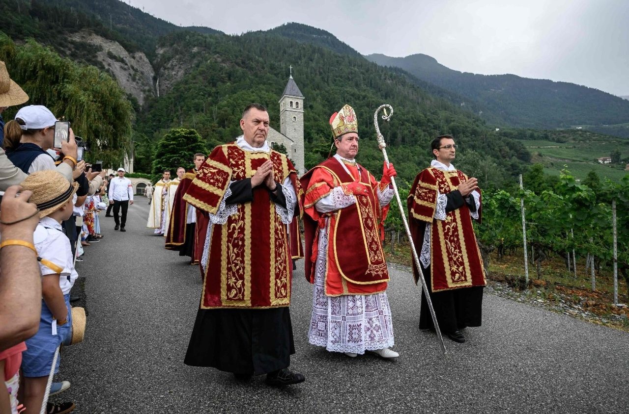 Vaticano Decreta Excomunhão de Bispos Lefebvrianos e Reafirma Ruptura Doutrinária
