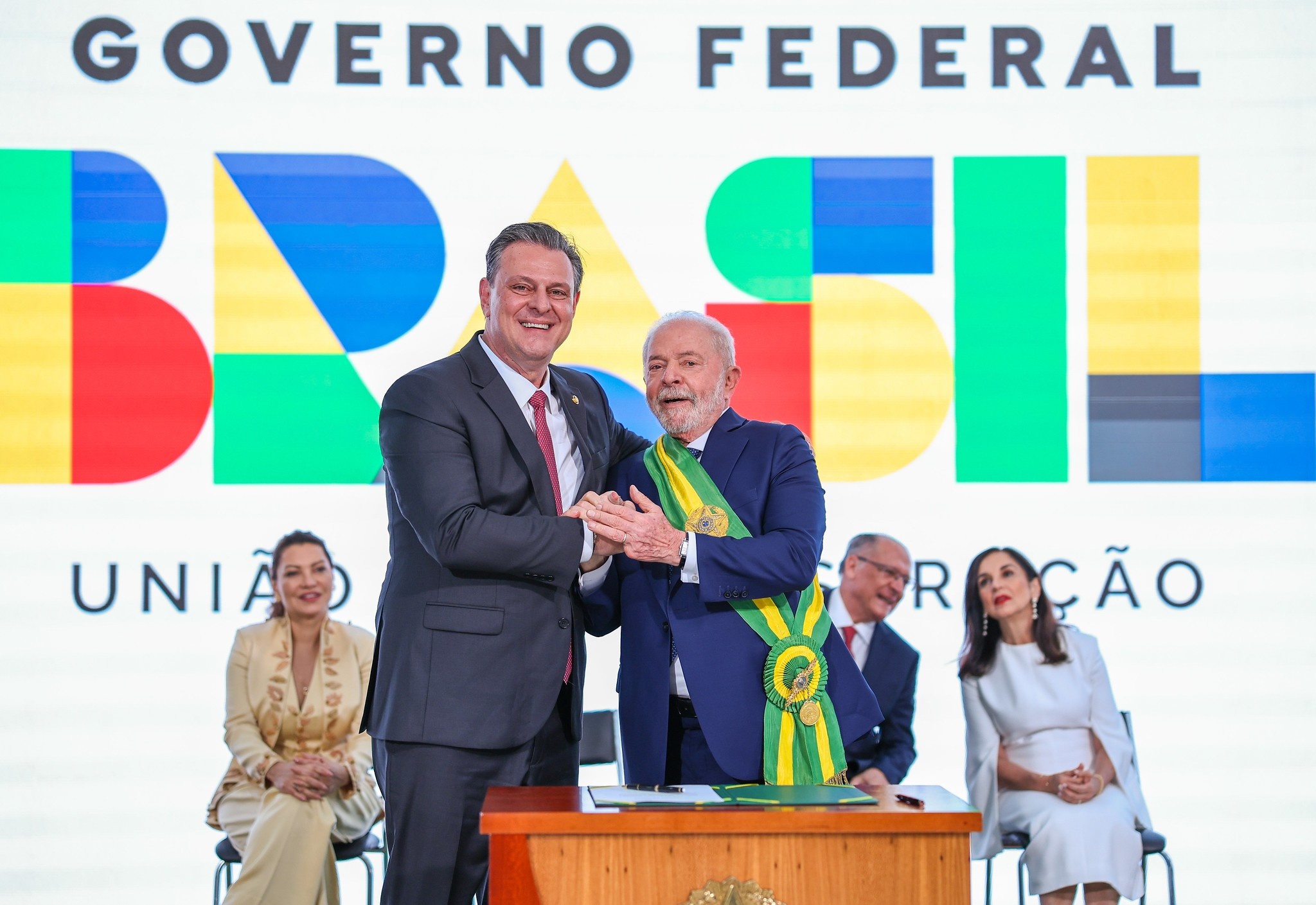 Manobra no Congresso: Governo Exonera Ministro para Garantir Voto em CPMI do INSS