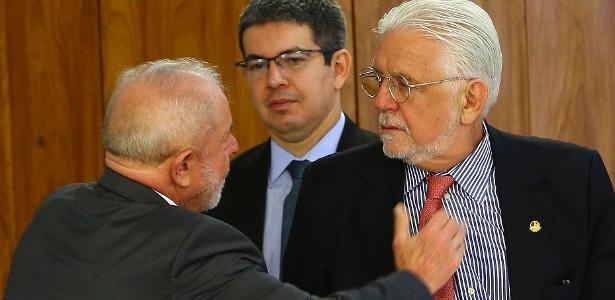 Dinâmicas de Poder e Integridade: A Saída de Líder e os Reflexos na Governança Política