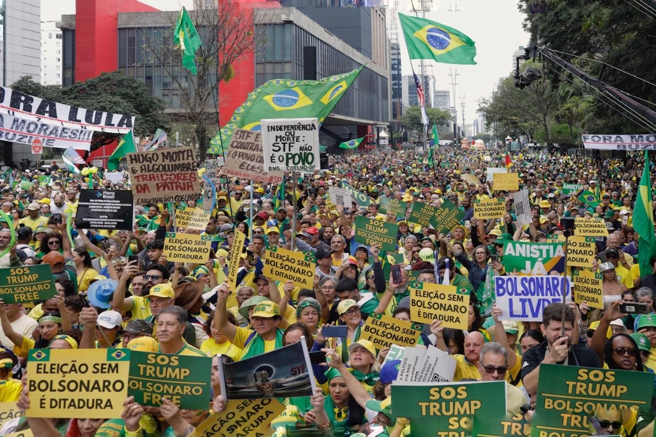 Reconfiguração Ideológica Brasileira: Direita Supera Esquerda Pela Primeira Vez em Quase Uma Década