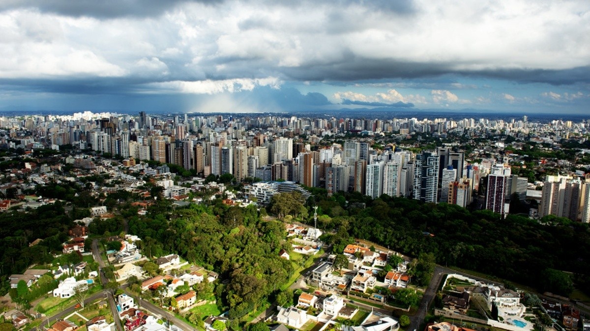 Disparada nos Custos de Condomínio em Curitiba Redesenha o Cenário Habitacional Regional