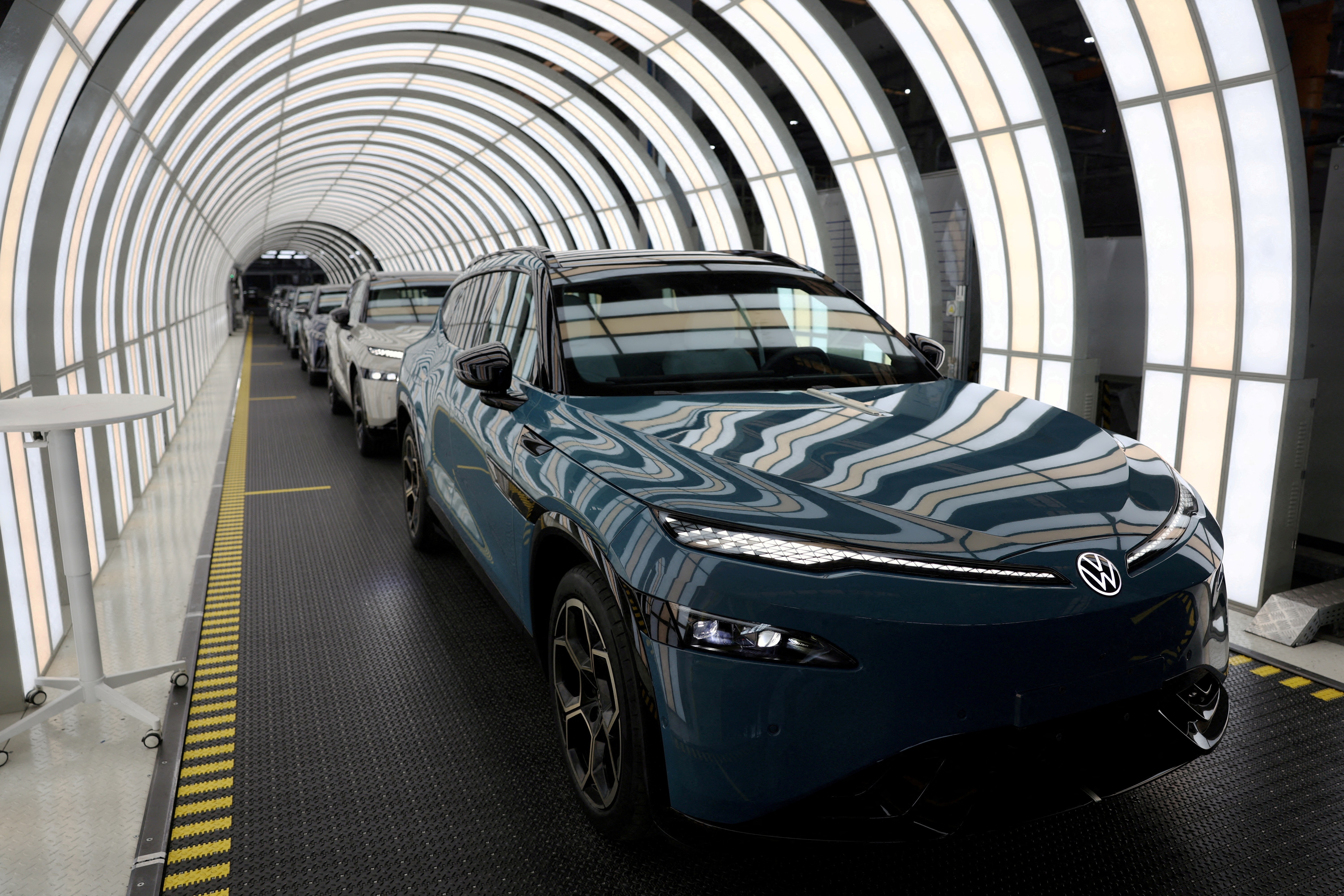 Gigantes Automobilísticas Alemãs em Crise: A Revolução Chinesa e o Desafio Global dos Veículos Elétricos