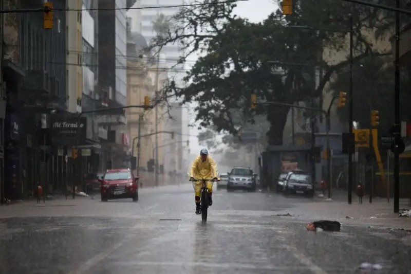 “Rios Atmosféricos” Potencializam Alerta de Temporais Extremos no Rio Grande do Sul: Uma Análise do Cenário Climático Iminente