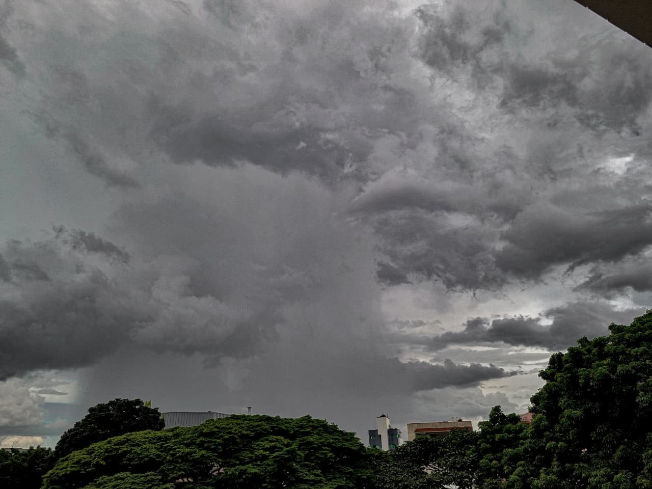 Belo Horizonte em Alerta: Análise da Recorrência de Chuvas Intensas e Granizo na Capital Mineira