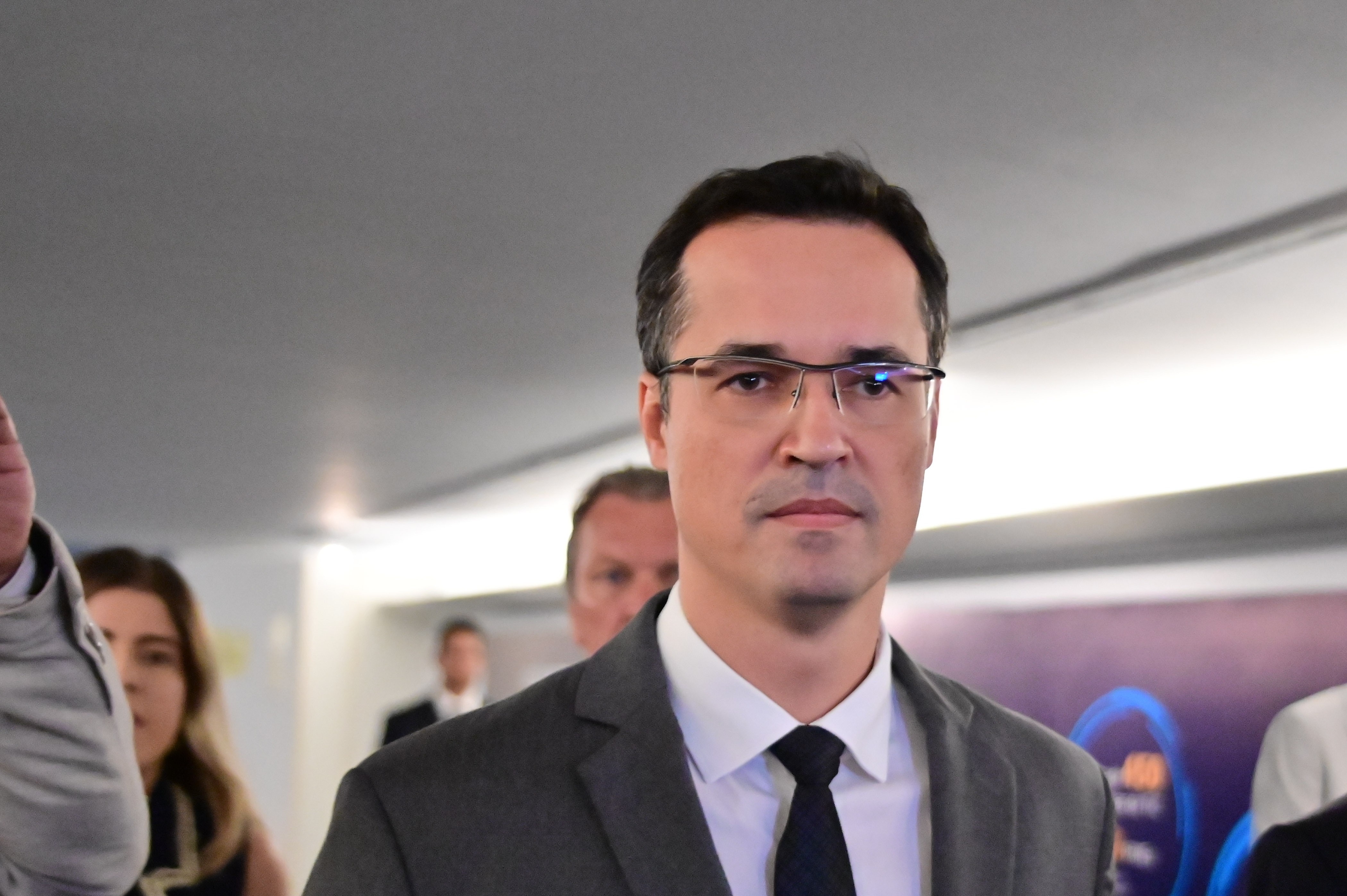 A Reconfiguração do Xadrez Político Paranaense: Dallagnol e Moro no PL